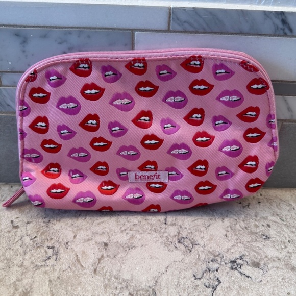 Benefit Make-up bag‎ with Lips on it - Picture 4 of 7